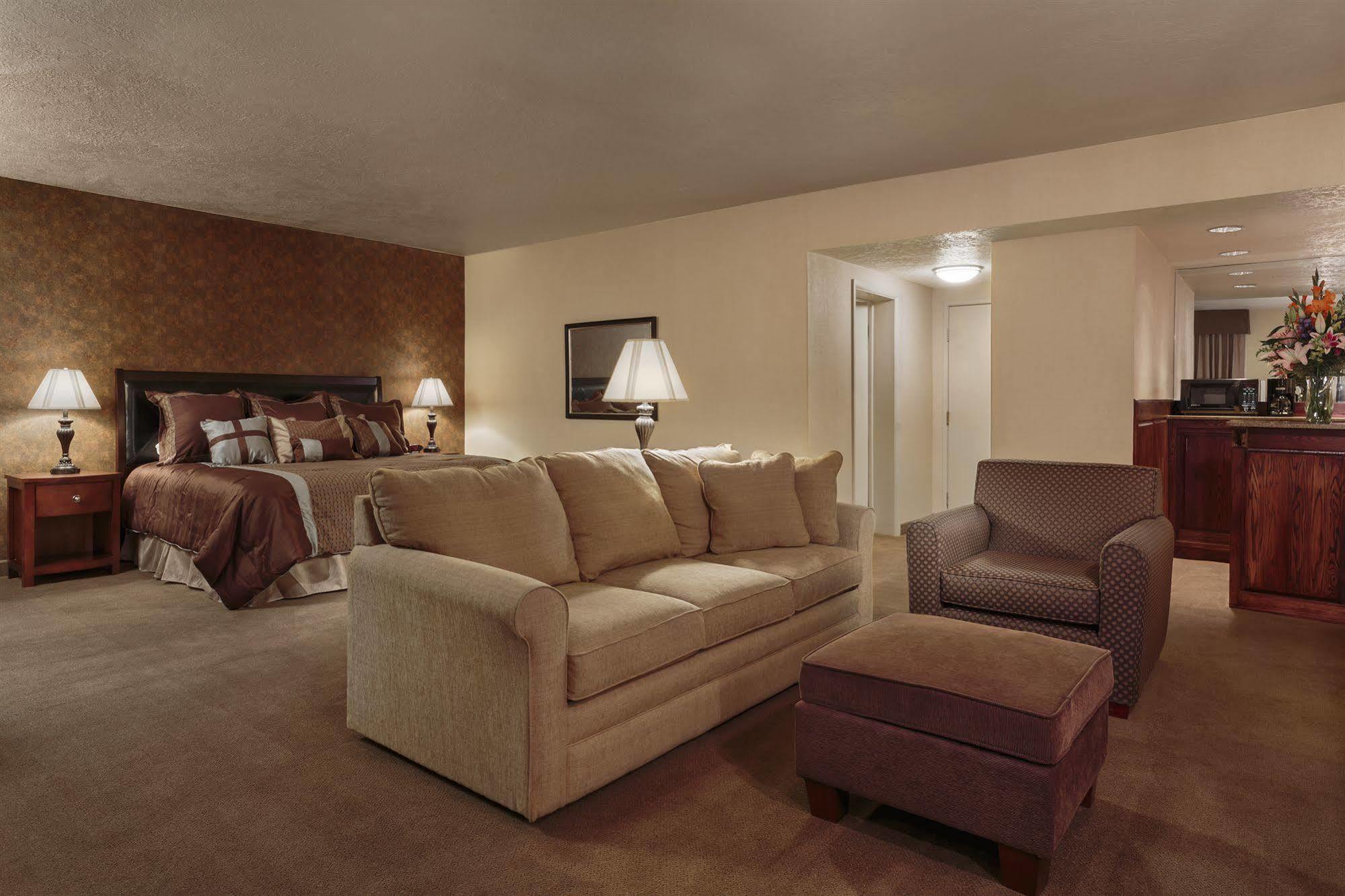 High Desert Inn Елко Екстериор снимка